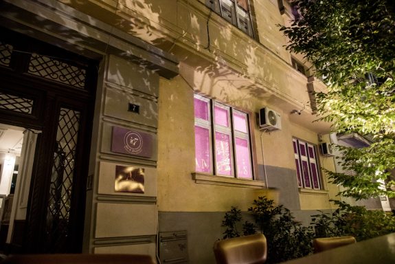 Salon Lepote Salon lepote Angels Novi Sad – eksterijer sa ljubičastim osvetljenjem